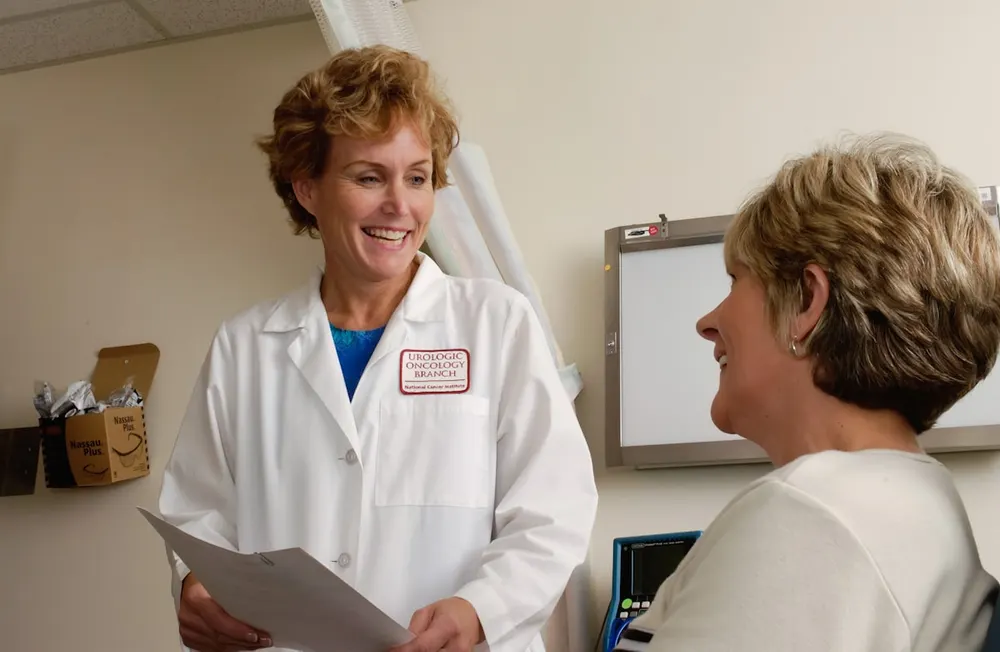 Médecin souriante en discussion avec sa patiente en consultation