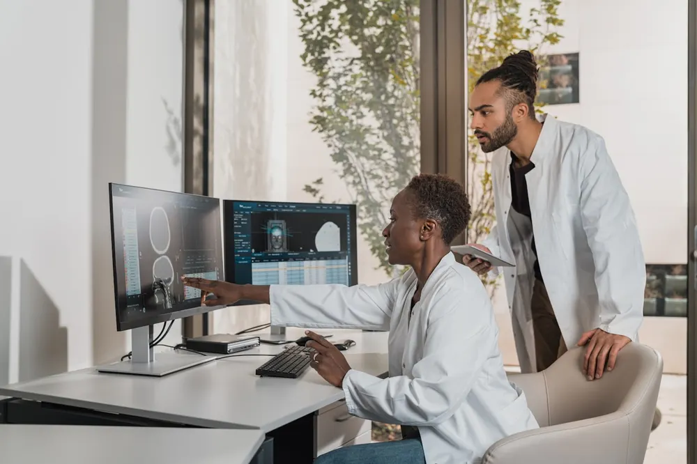 Médecins analysant des images de scanner sur des écrans d'ordinateur